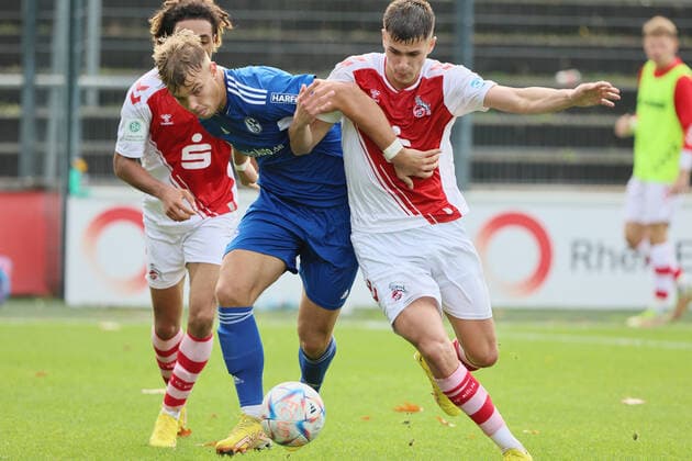 Sport 1 FC Köln U19 vs Schalke04, A Junioren Bundesliga West, from left Keke Maximilian Topp Schalke , Emin Kujovic 1 FC Köln , 29 10 2022, pic.