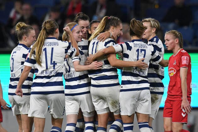 Duisburg jubilation around goal scorer Doerthe Hoppius MSV Duisburg women after the goal to 2 0 GER, MSV Duisburg women vs 1 FC Koeln women, football, Bundesliga, 6 Spieltag Spielzeit 2022 2023, 28 10 2022 DFL DFB REGULATES PROHIBIT ANY USE OF PHOTOGRAPHS AS IMAGE SEQUENCES AND OR QUASI VIDEO GER, MSV Duisburg women vs 1 FC Koeln women, football, Bundesliga, 6 Spieltag Spielzeit 2022 2023, 28 10 2022 Duisburg Copyright: xEibner-Pressefoto ThomasxThienelx EP_TTL