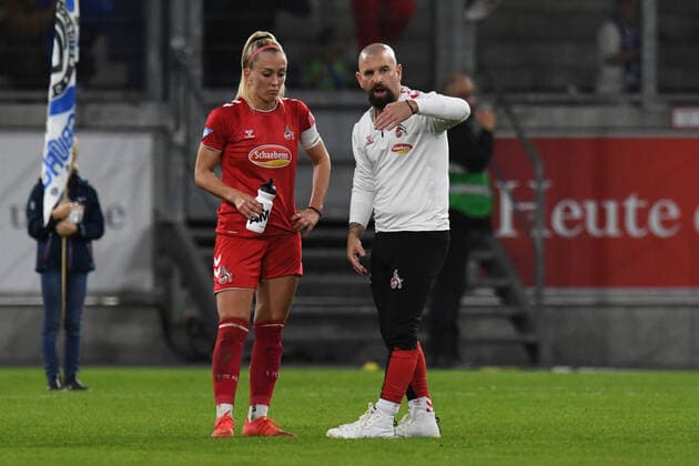 V l n r Mandy Islacker and coach Sascha Glass both 1 FC Koeln women helpless after defeat GER, MSV Duisburg women vs 1 FC Koeln women, Football, Bundesliga, 6 Spieltag Spielzeit 2022 2023, 28 10 2022 DFL DFB REGULATES PROHIBIT ANY USE OF PHOTOGRAPHS AS IMAGE SEQUENCES AND OR QUASI VIDEO GER, MSV Duisburg women vs 1 FC Koeln women, football, Bundesliga, 6 Spieltag Spielzeit 2022 2023, 28 10 2022 Duisburg Copyright: xEibner-Pressefoto ThomasxThienelx EP_TTL