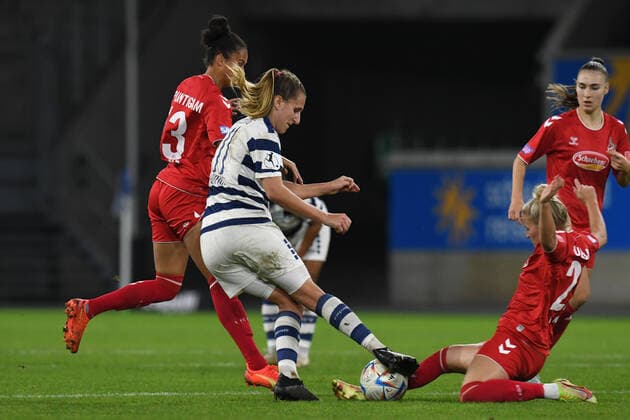 Doerthe Hoppius MSV Duisburg women in duel with Genessee Puntigam and Lena Uebach both 1 FC Koeln women GER, MSV Duisburg women vs 1 FC Koeln women, Football, Bundesliga, 6 Spieltag Spielzeit 2022 2023, 28 10 2022 DFL DFB REGULATES PROHIBIT ANY USE OF PHOTOGRAPHS AS IMAGE SEQUENCES AND OR QUASI VIDEO GER, MSV Duisburg women vs 1 FC Koeln women, football, Bundesliga, 6 Spieltag Spielzeit 2022 2023, 28 10 2022 Duisburg Copyright: xEibner-Pressefoto ThomasxThienelx EP_TTL