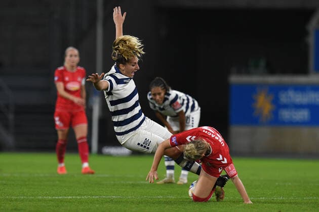 Doerthe Hoppius MSV Duisburg women in duel with Lena Uebach 1 FC Koeln women GER, MSV Duisburg women vs 1 FC Koeln women, Football, Bundesliga, 6 Spieltag Spielzeit 2022 2023, 28 10 2022 DFL DFB REGULATES PROHIBIT ANY USE OF PHOTOGRAPHS AS IMAGE SEQUENCES AND OR QUASI VIDEO GER, MSV Duisburg women vs 1 FC Koeln women, Football, Bundesliga, 6 Spieltag Spielzeit 2022 2023, 28 10 2022 Duisburg Copyright: xEibner-Pressefoto ThomasxThienelx EP_TTL
