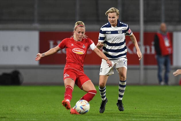 Sarah Freutel MSV Duisburg women in duel with Mandy Islacker 1 FC Koeln women GER, MSV Duisburg women vs 1 FC Koeln women, Football, Bundesliga, 6 Spieltag Spielzeit 2022 2023, 28 10 2022 DFL DFB REGULATIONS PROHIBIT ANY USE OF PHOTOGRAPHS AS IMAGE SEQUENCES AND OR QUASI VIDEO GER, MSV Duisburg women vs 1 FC Koeln women, Football, Bundesliga, 6 Spieltag Spielzeit 2022 2023, 28 10 2022 Duisburg Copyright: xEibner-Pressefoto ThomasxThienelx EP_TTL