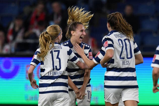 Goalkeeper Doerthe Hoppius withte MSV Duisburg women cheers with Ashley Leonhart and Alexandria Loy Hess both MSV Duisburg women after their goal to 2 0 GER, MSV Duisburg women vs 1 FC Koeln women, soccer, Bundesliga, 6 Spieltag Spielzeit 2022 2023, 28 10 2022 DFL DFB REGULATES PROHIBIT ANY USE OF PHOTOGRAPHS AS IMAGE SEQUENCES AND OR QUASI VIDEO GER, MSV Duisburg women vs 1 FC Koeln women, Football, Bundesliga, 6 Spieltag Spielzeit 2022 2023, 28 10 2022 Duisburg Copyright: xEibner-Pressefoto ThomasxThienelx EP_TTL