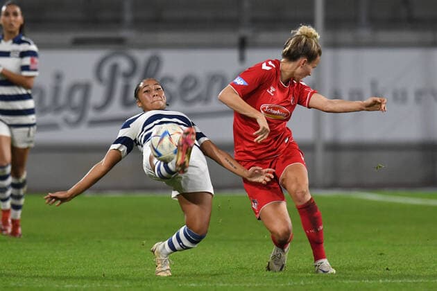 Vanessa Fuerst MSV Duisburg women in duel with Jana Beuschlein 1 FC Koeln women GER, MSV Duisburg women vs 1 FC Koeln women, Football, Bundesliga, 6 Spieltag Spielzeit 2022 2023, 28 10 2022 DFL DFB REGULATES PROHIBIT ANY USE OF PHOTOGRAPHS AS IMAGE SEQUENCES AND OR QUASI VIDEO GER, MSV Duisburg women vs 1 FC Koeln women, Football, Bundesliga, 6 Spieltag Spielzeit 2022 2023, 28 10 2022 Duisburg Copyright: xEibner-Pressefoto ThomasxThienelx EP_TTL