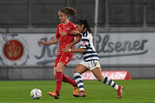 Miray Cin MSV Duisburg women in duel with Myrthe Moorrees 1 FC Koeln women GER, MSV Duisburg women vs 1 FC Koeln women, Football, Bundesliga, 6 Spieltag Spielzeit 2022 2023, 28 10 2022 DFL DFB REGULATES PROHIBIT ANY USE OF PHOTOGRAPHS AS IMAGE SEQUENCES AND OR QUASI VIDEO GER, MSV Duisburg women vs 1 FC Koeln women, football, Bundesliga, 6 Spieltag Spielzeit 2022 2023, 28 10 2022 Duisburg Copyright: xEibner-Pressefoto ThomasxThienelx EP_TTL