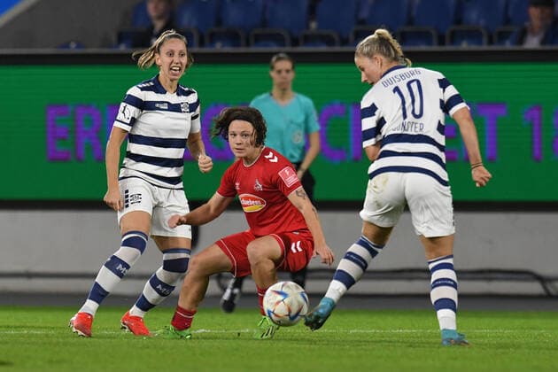 Yvonne Zielinski and Meret Guenster both MSV Duisburg women in duel with Alicia Gudorf 1 FC Koeln women GER, MSV Duisburg women vs 1 FC Koeln women, Football, Bundesliga, 6 Spieltag Spielzeit 2022 2023, 28 10 2022 DFL DFB REGULATES PROHIBIT ANY USE OF PHOTOGRAPHS AS IMAGE SEQUENCES AND OR QUASI VIDEO GER, MSV Duisburg women vs 1 FC Koeln women, Football, Bundesliga, 6 Spieltag Spielzeit 2022 2023, 28 10 2022 Duisburg Copyright: xEibner-Pressefoto ThomasxThienelx EP_TTL