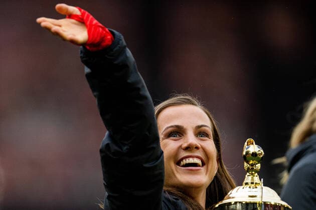 221029 Tuva Hansen of Brann celebrates with the trophy at half time during the OBOS ligaen football match between Brann and KFUM on October 29, 2022 in Bergen Photo Vegard Grott BILDBYRAN code VG VG0371 bbeng brann football fotball fotboll obos ligaen obos skb kfum kfum kamateratene kaffa brann women tfk cheer,  Copyright: VEGARDxGRoTT BB221029VG056