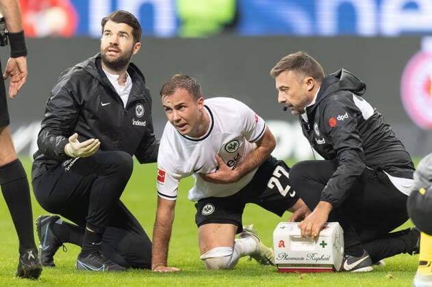 Sport Themen der Woche KW43 Eintracht Frankfurt - Borussia Dortmund, 1. FBL Mario Götze (Eintracht Frankfurt, 27) muss nach dem Zusammenprall mit dem Dortmunder Torhüter medizinisch behandelt werden. Bundesligaspiel zwischen Eintracht Frankfurt und Borussia Dortmund am 29. Oktober 2022 im Deutsche Bank Park in Frankfurt am Main. Nach Vorgaben der DFL, Deutsche Fußball Liga, ist es untersagt, in dem Stadion und oder vom Spiel angefertigte Fotoaufnahmen in Form von Sequenzbildern und oder videoähnlichen Fotostrecken zu verwerten bzw. verwerten zu lassen., Frankfurt am Main Hessen Deutschland Deutsche Bank Park *** Eintracht Frankfurt Borussia Dortmund, 1 FBL Mario Götze Eintracht Frankfurt, 27 must be medically treated after collision with the Dortmund goalkeeper Bundesliga match between Eintracht Frankfurt and Borussia Dortmund on 29 October 2022 at Deutsche Bank Park in Frankfurt am Main According to specifications of the DFL, German Football League, it is prohibited in the stadium and or from the game made photographs in the form of sequence images and or video-like photo series to exploit or to let exploit , Frankfurt am Main Hesse Germany Deutsche Bank Park