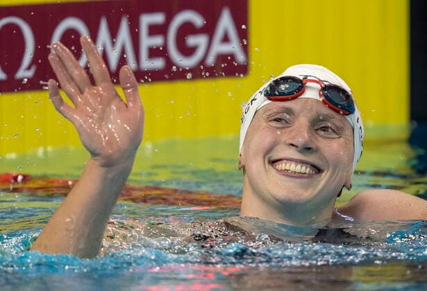 Bilder des Jahres, Sport 10 Oktober Sport Themen der Woche KW43 Sport Bilder des Tages October 29, 2022, TORONTO, ON, CANADA: Katie Ledecky of the USA celebrates after breaking the World Record in the womenöÄÃ s 1500m freestyle at the FINA Swimming World Cup meet in Toronto on Saturday, October 29, 2022. Canada News - October 29, 2022  - ZUMAc35_ 20221029_zaf_c35_100 Copyright: xFrankxGunnx