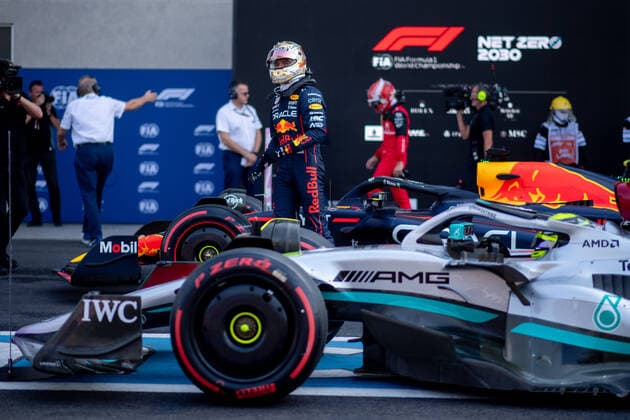 Max Verstappen NED, Oracle Red Bull Racing 1 drives to pole position and gets out of the car, in front Lewis Hamilton UK, Mercedes AMG Petronas F1 Team 44 , behind Sergio Checo Perez MEX, Oracle Red Bull Racing 11 , Charles Leclerc MCO, Scuderia Ferrari 16 , MEX, Formula 1 Mexican Grand Prix, Autodromo Hermanos Rodriguez Mexico City, Qualifying, 29 10 2022 MEX, Formula 1 Mexican Grand Prix, Autodromo Hermanos Rodriguez Mexico City, Qualifying, 29 10 2022 Mexico City Copyright: xEibner Memmlerx EP_MMR