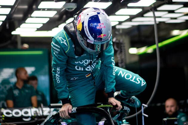 Sebastian Vettel GER, Aston Martin Aramco Cognizant F1 Team 5 with special helmet in his old Red Bull design and the lettering Danke Didi in memory of the late Dietrich Mateschitz gets into his car, MEX, Formula 1 Mexican Grand Prix, Autodromo Hermanos Rodriguez Mexico City, 3 Free Practice, 29 10 2022 MEX, Formula 1 Mexican Grand Prix, Autodromo Hermanos Rodriguez Mexico City, 3 Free Practice, 29 10 2022 Mexico City Copyright: xEibner Memmlerx EP_MMR