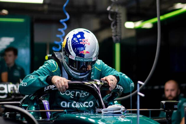 Sebastian Vettel GER, Aston Martin Aramco Cognizant F1 Team 5 with special helmet in his old Red Bull design and the lettering Danke Didi in memory of the late Dietrich Mateschitz gets into his car, MEX, Formula 1 Mexican Grand Prix, Autodromo Hermanos Rodriguez Mexico City, 3 Free Practice, 29 10 2022 MEX, Formula 1 Mexican Grand Prix, Autodromo Hermanos Rodriguez Mexico City, 3 Free Practice, 29 10 2022 Mexico City Copyright: xEibner Memmlerx EP_MMR