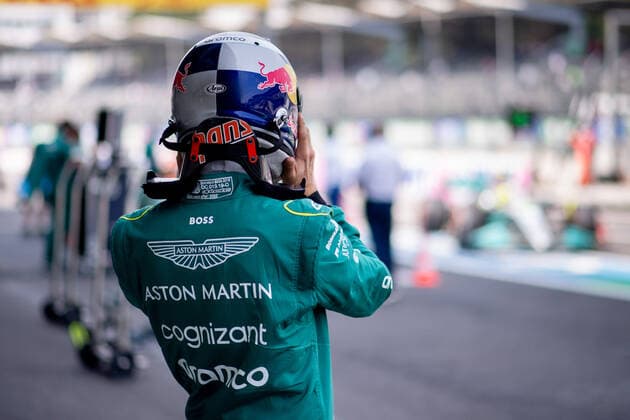 Sebastian Vettel GER, Aston Martin Aramco Cognizant F1 Team 5 looks back at Lewis Hamilton in the background, MEX, Formula 1 Mexican Grand Prix, Autodromo Hermanos Rodriguez Mexico City, 3 Free Practice, 29 10 2022 MEX, Formula 1 Mexican Grand Prix, Autodromo Hermanos Rodriguez Mexico City, 3 Free Practice, 29 10 2022 Mexico City Copyright: xEibner Memmlerx EP_MMR