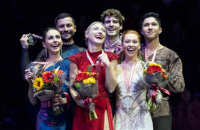 Sport Bilder des Tages October 29, 2022, Mississauga, ON, Canada: Ice dance gold medalists Canada™s Piper Gilles and Paul Poirier, centre, silver medalists Lilah Fear and Lewis Gibson of Great Britain, left, and bronze medalists Canada s Marjorie Lajoie and Zachary Lagha react during victory ceremonies at Skate Canada International in Mississauga, Ont., on Saturday, October 29, 2022. Piper Gilles Paul Poirier Marjorie Lajoie Zachary Lagha Lilah Fear Lewis Gibson - ZUMAc35_ 20221029_zaf_c35_137 Copyright: xPaulxChiassonx