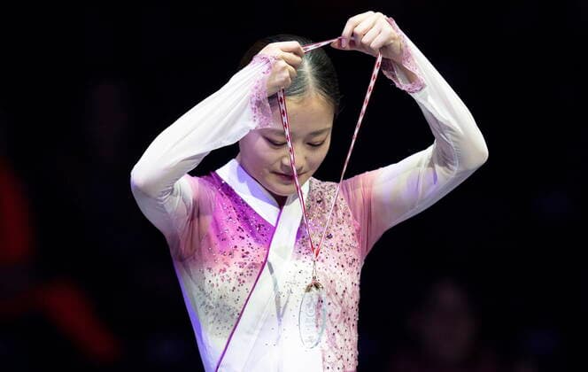 October 29, 2022, Mississauga, ON, Canada: Women™s gold medalist Rinka Watanabe of Japan slips on her medal during victory ceremonies at Skate Canada International in Mississauga, Ont., on Saturday, October 29, 2022. Rinka Watanabe  - ZUMAc35_ 20221029_zaf_c35_141 Copyright: xPaulxChiassonx