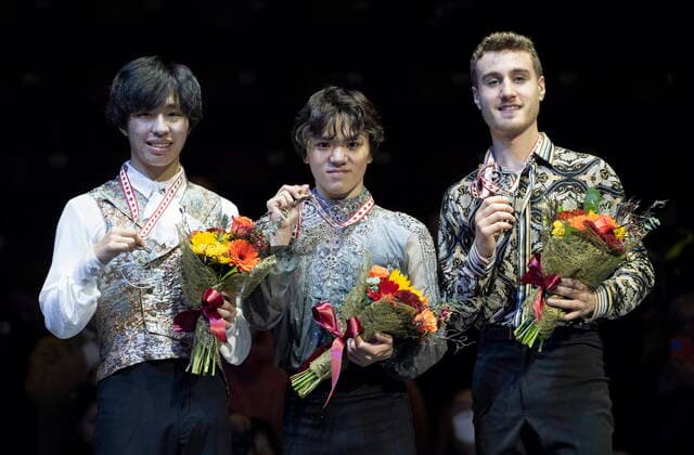 October 29, 2022, Mississauga, ON, Canada: Men™s gold medalist Shoma Uno of Japan, centre, silver medalist Kao Miura of Japan, left, and bronze medalist Matteo Rizzo of Italy show off their medals during victory ceremonies at Skate Canada International in Mississauga, Ont., on Saturday, October 29, 2022. Matteo Rizzo Shoma Uno Kao Miura - ZUMAc35_ 20221029_zaf_c35_210 Copyright: xPaulxChiassonx