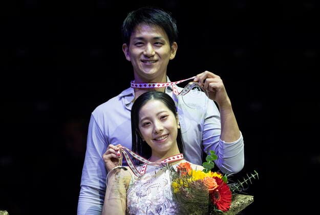 October 29, 2022, Mississauga, ON, Canada: Pairs gold medalists Riku Miura and Ryuichi Kihara of Japan hold up their medals during victory ceremonies at Skate Canada International in Mississauga, Ont., on Saturday, October 29, 2022. Riku Miura Ryuichi Kihara  - ZUMAc35_ 20221029_zaf_c35_211 Copyright: xPaulxChiassonx