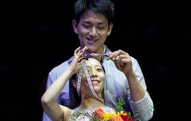 October 29, 2022, Mississauga, ON, Canada: Pairs gold medalist Riku Miura of Japan looks through her medal and that of her partner Ryuichi Kihara s during victory ceremonies at Skate Canada International in Mississauga, Ont., on Saturday, October 29, 2022. Riku Miura Ryuichi Kihara  - ZUMAc35_ 20221029_zaf_c35_212 Copyright: xPaulxChiassonx