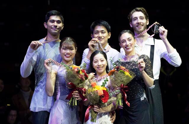 Sport Bilder des Tages October 29, 2022, Mississauga, ON, Canada: Pairs gold medalists Riku Miura and Ryuichi Kihara of Japan, centre, silver medalists Emily Chan and Spencer Akira Howe of the United States, left, and Sara Conti and Niccolo Macii of Italy hold up their medals during victory ceremonies at Skate Canada International in Mississauga, Ont., on Saturday, October 29, 2022. Riku Miura Ryuichi Kihara Emily Chan Spencer Akira Howe Sara Conti Niccolo Macii  - ZUMAc35_ 20221029_zaf_c35_213 Copyright: xPaulxChiassonx