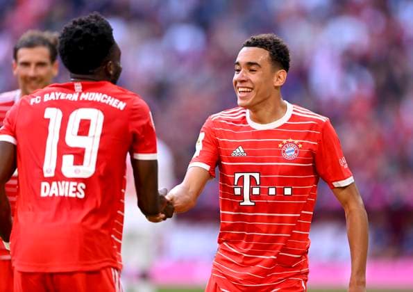 Soccer 1 Bundesliga Season 2022 2023 12 Matchday FC Bayern Muenchen 1 FSV Mainz 05 29 10 2022 Cheering after the goal to 2 0 with Alphonso Davies left and the goal scorer Jamal Musiala right, FC Bayern Muenchen