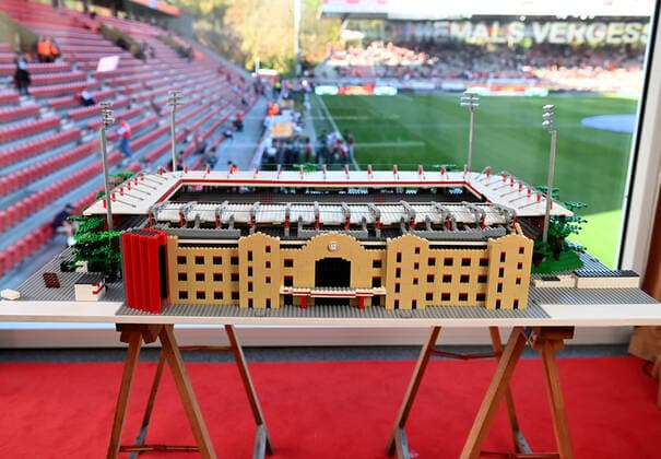 Football, men, season 2022 2023, 1 Bundesliga 12 matchday , 1 FC Union Berlin Borussia Mönchengladbach, the Briton Joe Bryant Lego Joe was at the game to visit and handed over his model of Lego bricks from the stadium An der Alten Försterei to the club, 30 10 2022, Copyright: xMatthiasxKochx