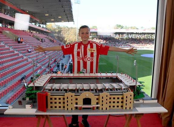 Football, men, season 2022 2023, 1 Bundesliga 12 matchday , 1 FC Union Berlin Borussia Mönchengladbach, the Briton Joe Bryant Lego Joe was at the game to visit and handed over his model of Lego bricks from the stadium An der Alten Försterei to the club, 30 10 2022, Copyright: xMatthiasxKochx