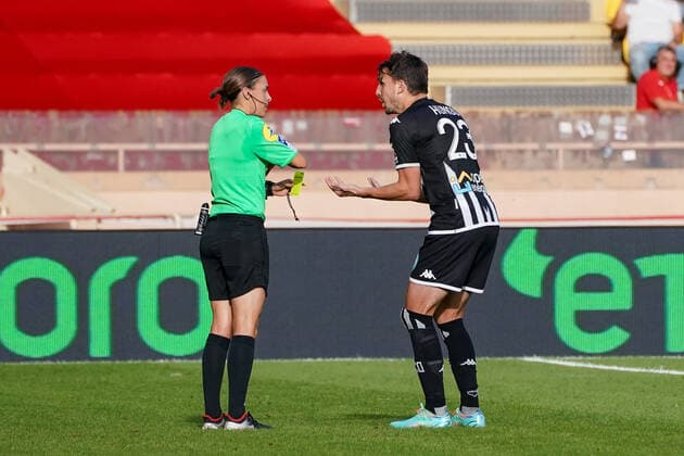 StÃ phanie Frappart (arbitre) - Adrien Hunou (Angers) FOOTBALL : AS Monaco vs SCO Angers - Ligue 1 Uber Eats - Monaco - 30 10 2022 NorbertScanella Panoramic 