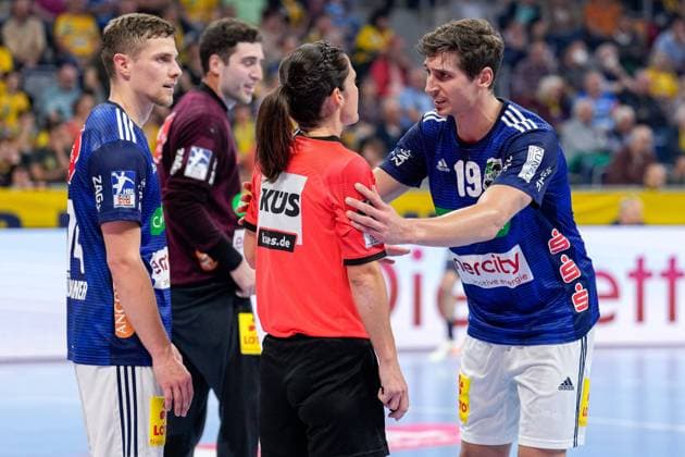f le Vincent Büchner The Recken, 74 , Maike Merz referee , Marius Steinhauser The Recken, 19 , talking, action, action, game scene, 30 10 2022, Mannheim Germany , Handball, Bundesliga, Rhein Neckar Löwen TSV Hannover Burgdorf xozx