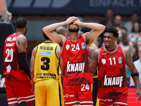 Sport Themen der Woche KW43 30.10.2022, Basketball, BBL, Wuerzburg Baskets - MHP Riesen Ludwigsburg, GER, Wuerzburg, tectake ARENA Bild: v. li. Cameron Hunt (Wuerzburg Baskets, 24) und Stanley Whittaker (Wuerzburg Baskets, 11) enttaeuscht *** 30 10 2022, basketball, BBL, Wuerzburg Baskets MHP Riesen Ludwigsburg, GER, Wuerzburg, tectake ARENA picture from left Cameron Hunt Wuerzburg Baskets, 24 and Stanley Whittaker Wuerzburg Baskets, 11 disappointed Copyright: HMBxMedia xHeikoxBecker