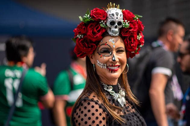 VIP guest in paddock in costume for Dias de los Muertos, Day of the Dead, as traditional Mexican La Catrina, MEX, Formula 1 Grand Prix of Mexico, Autodromo Hermanos Rodriguez Mexico City, Race Day, 30 10 2022 MEX, Formula 1 Grand Prix of Mexico, Autodromo Hermanos Rodriguez Mexico City, Race Day, 30 10 2022 Mexico City Copyright: xEibner Memmlerx EP_MMR