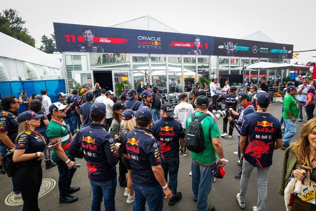 Fans in the paddock in front of the Red Bull Racing hospitality during the Formula 1 Grand Premio de la Ciudad de Mexico 2022, Mexican Grand Prix 2022, 20th round of the 2022 FIA Formula One World Championship, WM, Weltmeisterschaft from October 28 to 30, 2022 on the Autodromo Hermanos Rodriguez, in Mexico City, Mexico - F1 - MEXICO CITY GRAND PRIX 2022 - RACE DPPI Panoramic  20221030_GOOD1642