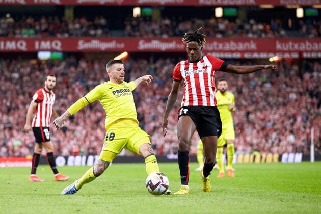 October 30, 2022, BILBAO, VIZCAYA, SPAIN: Nico Williams of Athletic Club competes for the ball with Alberto Moreno of Villarreal CF during the La Liga Santander match between Athletic Club and Villarreal CF at San Mames on October 30, 2022, in Bilbao, Spain. BILBAO SPAIN - ZUMAa181 20221030_zaa_a181_153 Copyright: xRicardoxLarreinax