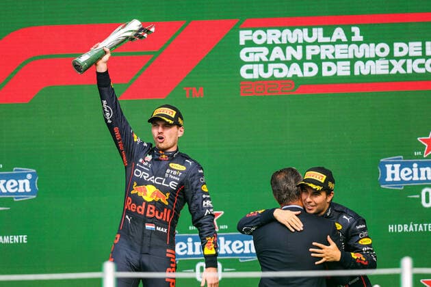 VERSTAPPEN Max (ned), Red Bull Racing RB18, PEREZ Sergio (mex), Red Bull Racing RB18, SLIM Carlos, podium during the Formula 1 Grand Premio de la Ciudad de Mexico 2022, Mexican Grand Prix 2022, 20th round of the 2022 FIA Formula One World Championship, WM, Weltmeisterschaft from October 28 to 30, 2022 on the Autodromo Hermanos Rodriguez, in Mexico City, Mexico - F1 - MEXICO CITY GRAND PRIX 2022 - RACE DPPI Panoramic 20221030_GOOD2171