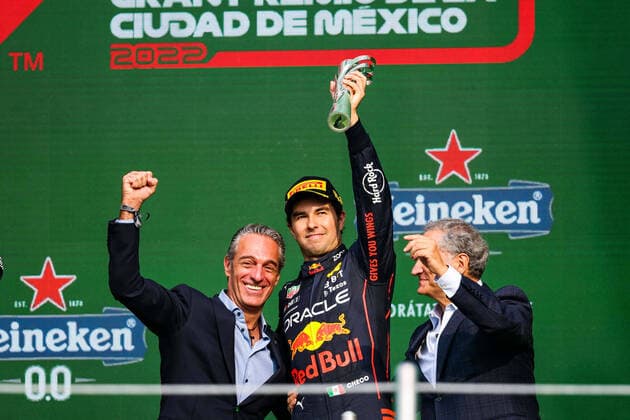 Bilder des Jahres, Sport 10 Oktober Sport Themen der Woche KW43 Sport Bilder des Tages PEREZ Sergio (mex), Red Bull Racing RB18, with SLIM Carlos, on the podium during the Formula 1 Grand Premio de la Ciudad de Mexico 2022, Mexican Grand Prix 2022, 20th round of the 2022 FIA Formula One World Championship, WM, Weltmeisterschaft from October 28 to 30, 2022 on the Autodromo Hermanos Rodriguez, in Mexico City, Mexico - F1 - MEXICO CITY GRAND PRIX 2022 - RACE DPPI Panoramic  20221031_GOOD2204
