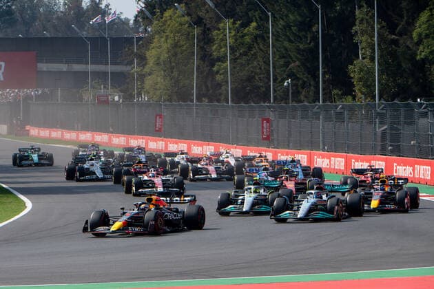 Max Verstappen NED, Oracle Red Bull Racing 1 leads at the start ahead of Lewis Hamilton UK, Mercedes AMG Petronas F1 Team 44 , George Russell UK, Mercedes AMG Petronas F1 Team 63 , Sergio Checo Perez MEX, Oracle Red Bull Racing 11 , Carlos Sainz Junior ESP, Scuderia Ferrari 55 , Charles Leclerc MCO, Scuderia Ferrari 16 , MEX, Formula 1 Mexican Grand Prix, Autodromo Hermanos Rodriguez Mexico City, race, 30 10 2022 MEX, Formula 1 Mexican Grand Prix, Autodromo Hermanos Rodriguez Mexico City, race, 30 10 2022 Mexico City Copyright: xEibner Memmlerx EP_MMR