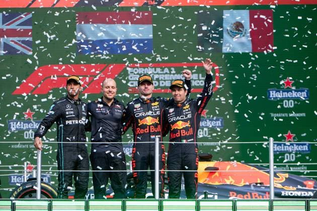 Lewis Hamilton UK, Mercedes AMG Petronas F1 Team 44 in 2nd place, Max Verstappen NED, Oracle Red Bull Racing 1 in 1st place for the win, Sergio Checo Perez MEX, Oracle Red Bull Racing 11 in 3rd place stand on the podium and cheer, MEX, Formula 1 Mexican Grand Prix, Autodromo Hermanos Rodriguez Mexico City, race, 30 10 2022 MEX, Formula 1 Mexican Grand Prix, Autodromo Hermanos Rodriguez Mexico City, race, 30 10 2022 Mexico City Copyright: xEibner Memmlerx EP_MMR