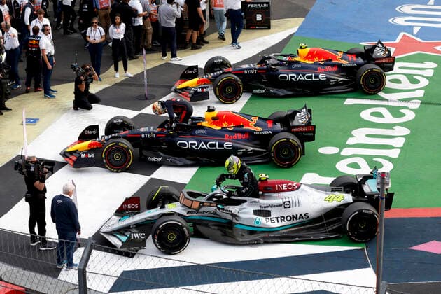 44 Lewis Hamilton GBR, Mercedes AMG Petronas F1 Team , 1 Max Verstappen NLD, Oracle Red Bull Racing , 11 Sergio Perez MEX, Oracle Red Bull Racing , F1 Grand Prix of Mexico at Autodromo Hermanos Rodriguez on October 30, 2022 in Mexico City, Mexico Photo by HOCH ZWEI Mexico City Mexico
