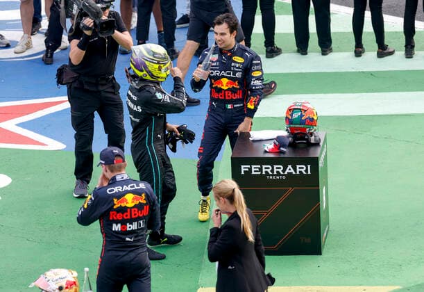 44 Lewis Hamilton GBR, Mercedes AMG Petronas F1 Team , 11 Sergio Perez MEX, Oracle Red Bull Racing , F1 Grand Prix of Mexico at Autodromo Hermanos Rodriguez on October 30, 2022 in Mexico City, Mexico Photo by HOCH ZWEI Mexico City Mexico