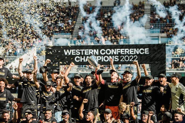 Bilder des Jahres, Sport 10 Oktober Sport Themen der Woche KW43 Sport Bilder des Tages October 30, 2022, Los Angeles, California, USA: CARLOS VELA lifts MLS, Fussball Herren, USA s Western Conference trophy after LAFC s win against Austin FC at Banc of California Stadium in Los Angeles, California on October 30, 2022 Los Angeles USA - ZUMAc239 20221030_zsp_c239_016 Copyright: xAlexxCavex