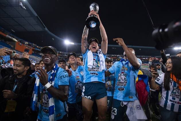 RECORD DATE NOT STATED Liga BBVA MX Apertura 2022 Pachuca (8)3-1 (2) Toluca Final Vuelta Illian Hernandez Players of Pachuca lift the Champion trophy after the game Pachuca vs Toluca, corresponding to second leg of the great final of the Torneo Apertura 2022 of the Liga BBVA MX, at Hidalgo Stadium, on October 30, 2022. <br><br> Illian Hernandez Jugadores de Pachuca levantan el trofeo de Campeon despues del partido Pachuca vs Toluca, correspondiente a la vuelta de la gran final del Torneo Apertura 2022 de la Liga BBVA MX, en el Estadio Hidalgo, el 30 de octubre de 2022. PACHUCA HIDALGO MEXICO  Copyright: xJosexLuisxMelgarejox 20221030225749_LMX_A22_FV_PAC_CAM_HERNANDEZ12