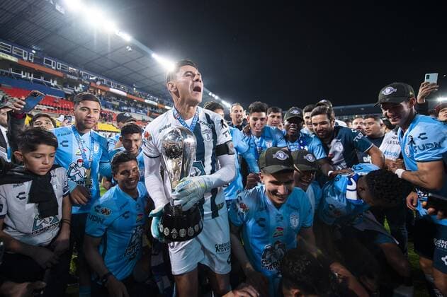 RECORD DATE NOT STATED Liga BBVA MX Apertura 2022 Pachuca (8)3-1 (2) Toluca Final Vuelta Oscar Ustari and Players of Pachuca lift the Champion trophy after the game Pachuca vs Toluca, corresponding to second leg of the great final of the Torneo Apertura 2022 of the Liga BBVA MX, at Hidalgo Stadium, on October 30, 2022. <br><br> Oscar Ustari y Jugadores de Pachuca levantan el trofeo de Campeon despues del partido Pachuca vs Toluca, correspondiente a la vuelta de la gran final del Torneo Apertura 2022 de la Liga BBVA MX, en el Estadio Hidalgo, el 30 de octubre de 2022. PACHUCA HIDALGO MEXICO  Copyright: xJosexLuisxMelgarejox 20221030230455_LMX_A22_FV_PAC_CAMP_USTARI9