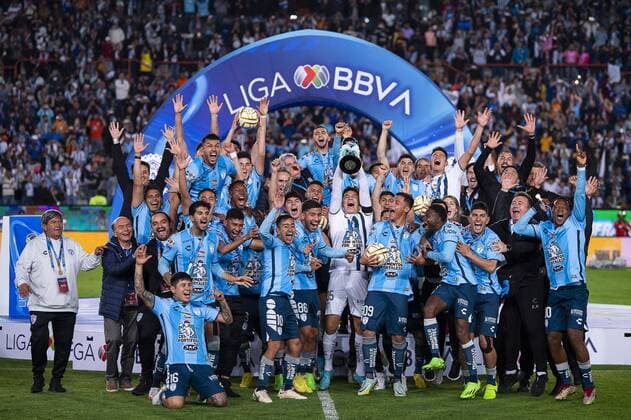 RECORD DATE NOT STATED Liga BBVA MX Apertura 2022 Pachuca vs Toluca Final Vuelta Oscar Ustari and Players of Pachuca lift the Champion trophy after the game Pachuca vs Toluca, corresponding to second leg of the great final of the Torneo Apertura 2022 of the Liga BBVA MX, at Hidalgo Stadium, on October 30, 2022. <br><br> Oscar Ustari y Jugadores de Pachuca levantan el trofeo de Campeon despues del partido Pachuca vs Toluca, correspondiente a la vuelta de la gran final del Torneo Apertura 2022 de la Liga BBVA MX, en el Estadio Hidalgo, el 30 de octubre de 2022. PACHUCA HIDALGO MEXICO  Copyright: xJosexLuisxMelgarejox 20221030220636_LMX_A22_FV_PACHUCA_CAMPEON84