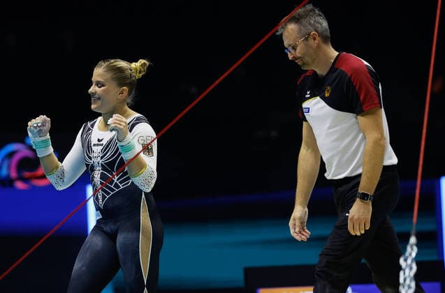 Sport Themen der Woche KW43 Sport Bilder des Tages 30th October 2022, M&amp;S Bank Arena, Liverpool, England; 2022 World Artistic Gymnastics Championships; Women s Qualification Uneven Bars - Elisabeth Seitz (GER) celebrates and her coach is happy after her performance  ActionPlus12443225 RogerxEvans