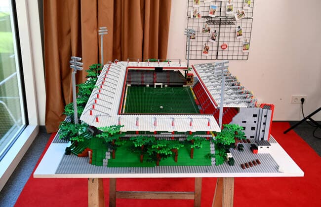 Football, men, season 2022 2023, 1 Bundesliga 12 matchday , 1 FC Union Berlin Borussia Mönchengladbach, the Briton Joe Bryant Lego Joe was at the game to visit and handed over his model of Lego bricks from the stadium An der Alten Försterei to the club, 30 10 2022, Copyright: xMatthiasxKochx