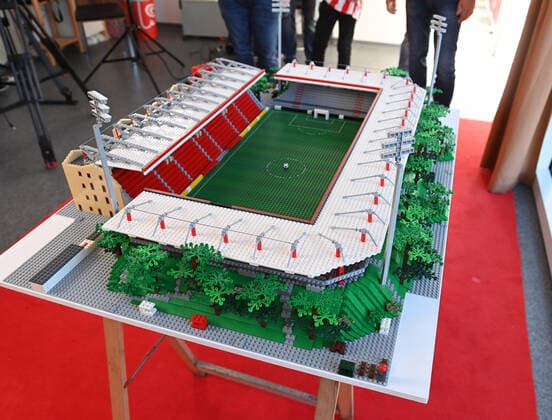 Football, men, season 2022 2023, 1 Bundesliga 12 matchday , 1 FC Union Berlin Borussia Mönchengladbach, the Briton Joe Bryant Lego Joe was at the game to visit and handed over his model of Lego bricks from the stadium An der Alten Försterei to the club, 30 10 2022, Copyright: xMatthiasxKochx