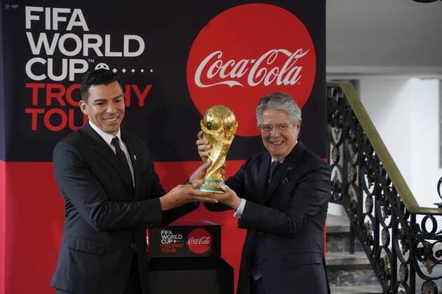 Sport Themen der Woche KW44 Sport Bilder des Tages COPA_DEL_MUNDO_TOUR Quito 31 de Octubre. La Copa del mundo visita el pais en el denominado Tiur del Trofeo mundial de la FIFA. Lucio jugador de Brasil presenta la Copa a Guillermo Lasso presidente de Ecuador Quito Pichincha Ecuador *** WORLD CUP TOUR Quito October 31 The World Cup visits the country in the so-called FIFA World Trophy Tiur Lucio player of Brazil presents the Cup to Guillermo Lasso president of Ecuador Quito Pichincha Ecuador Copyright: xDanielxMolinerosx