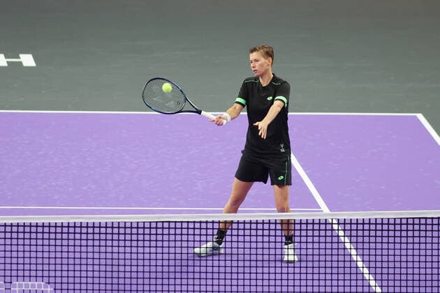 FORT WORTH, TX - OCTOBER 31: Demi Schuss (NED) hits a forehand during the WTA, Tennis Damen Finals on October 31, 2022 at Dickies Arena in Fort Worth, TX. (Photo by George Walker Icon Sportswire) TENNIS: OCT 31 WTA Finals Icon221031002