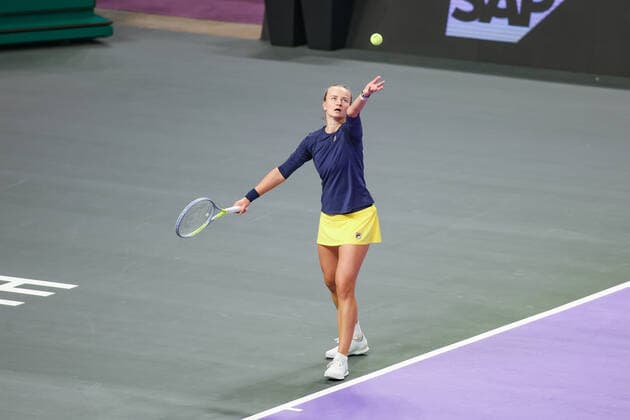 FORT WORTH, TX - OCTOBER 31: Barbora Krejcikova (CZE) serves during the WTA, Tennis Damen Finals on October 31, 2022 at Dickies Arena in Fort Worth, TX. (Photo by George Walker Icon Sportswire) TENNIS: OCT 31 WTA Finals Icon221031004