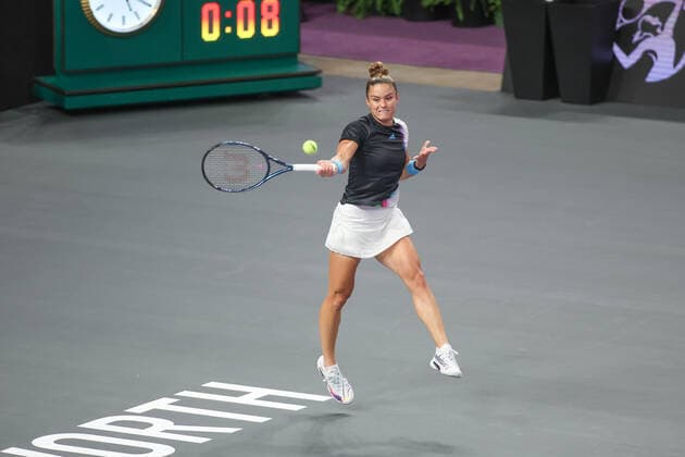 FORT WORTH, TX - OCTOBER 31: Maria Sakkari (GRE) hits a forehand during the WTA, Tennis Damen Finals on October 31, 2022 at Dickies Arena in Fort Worth, TX. (Photo by George Walker Icon Sportswire) TENNIS: OCT 31 WTA Finals Icon221031033