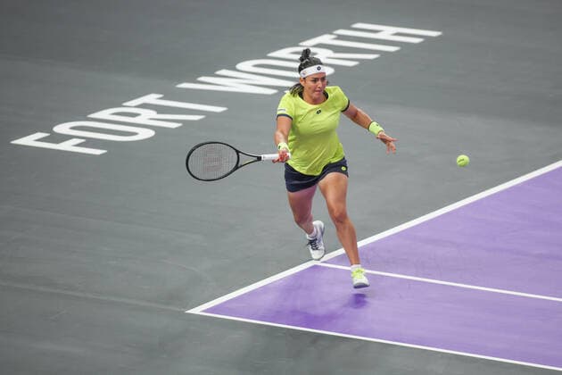 FORT WORTH, TX - OCTOBER 31: Ons Jabeur (TUN) hits a forehand during the WTA, Tennis Damen Finals on October 31, 2022 at Dickies Arena in Fort Worth, TX. (Photo by George Walker Icon Sportswire) TENNIS: OCT 31 WTA Finals Icon221031048